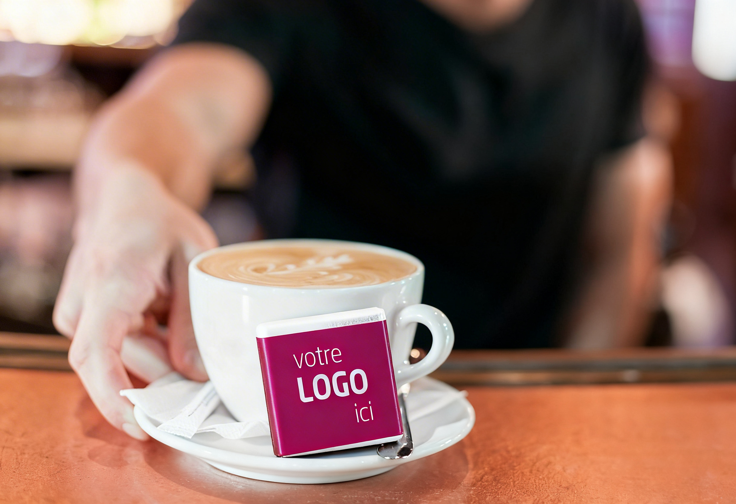 Chocolat personnalisé posé sur la soucoupe d'une tasse de café
